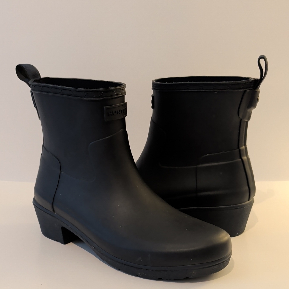 Hunter Boots Women's Short Rain Boots Size 7 In Navy Blue Chelsea Style